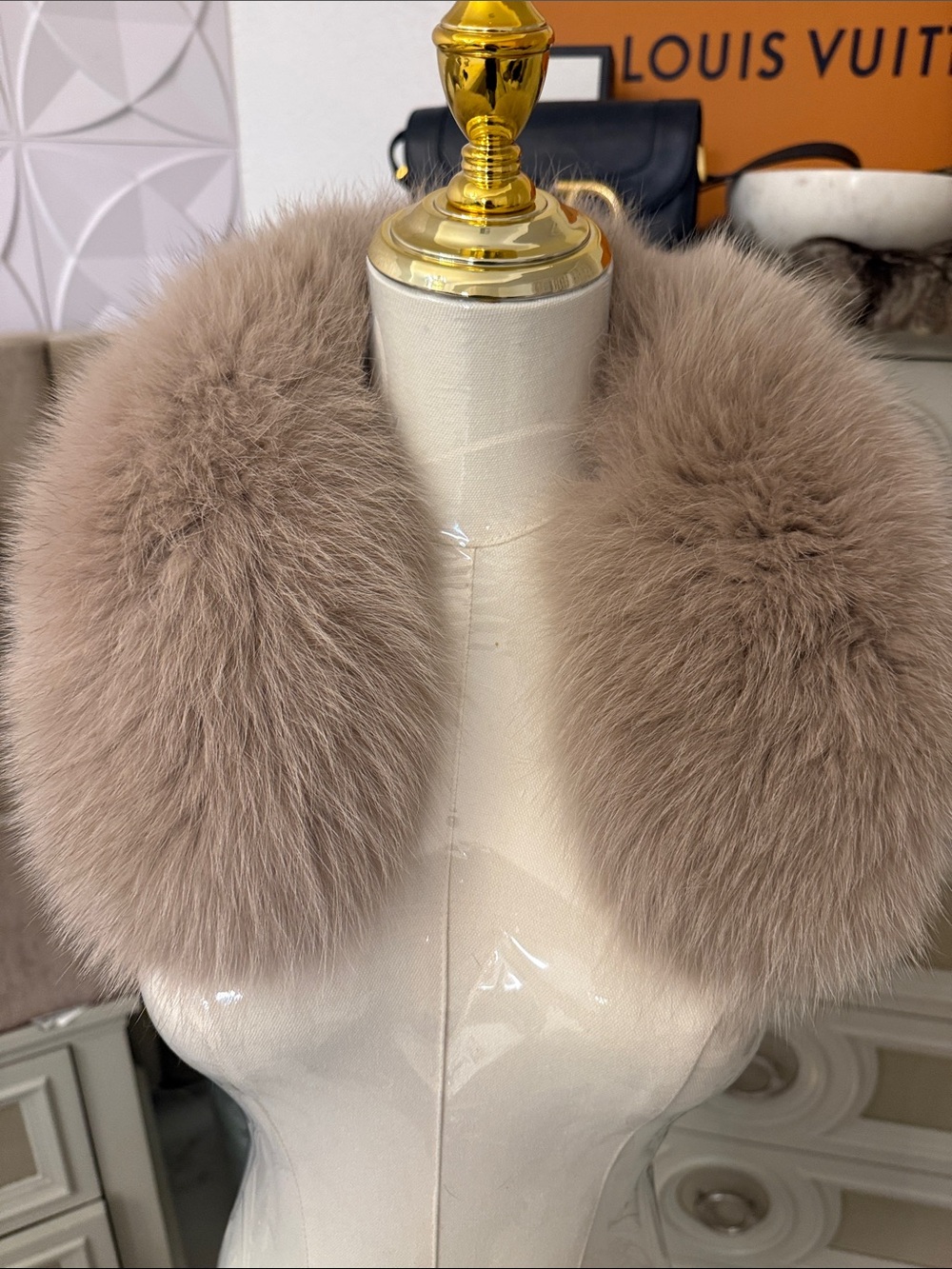 Saga furs thick pelts clip on collar